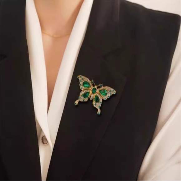 Butterfly Brooch with Sparkling Gemstones NIB - Picture 3 of 8